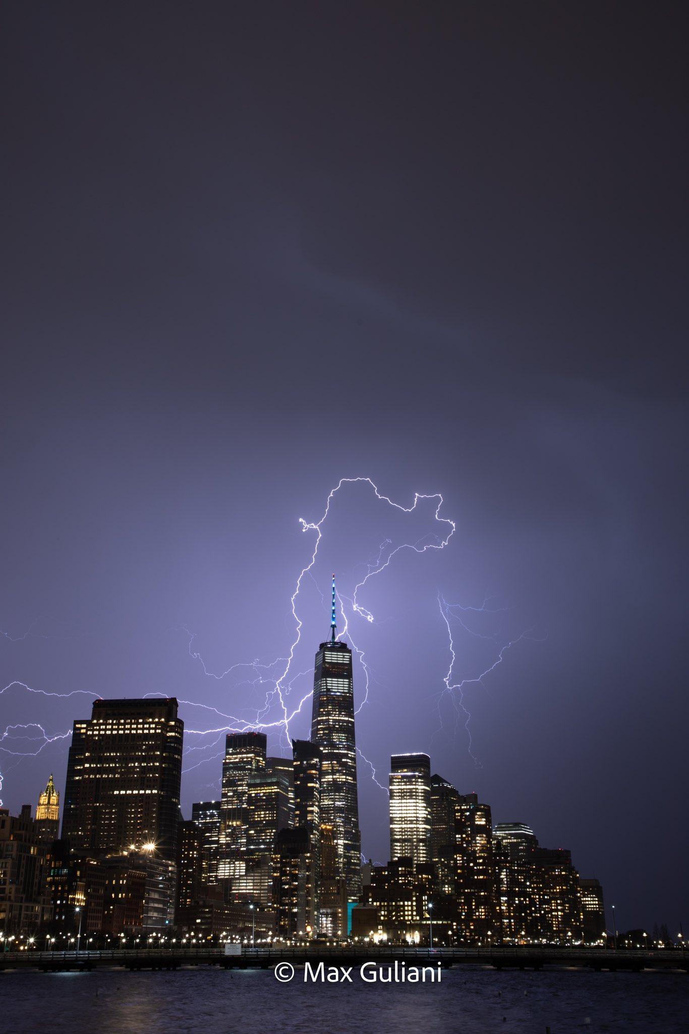 不少Twitter用戶都分享紐約世貿中心遭閃電擊中的照片。(Twitter圖片)