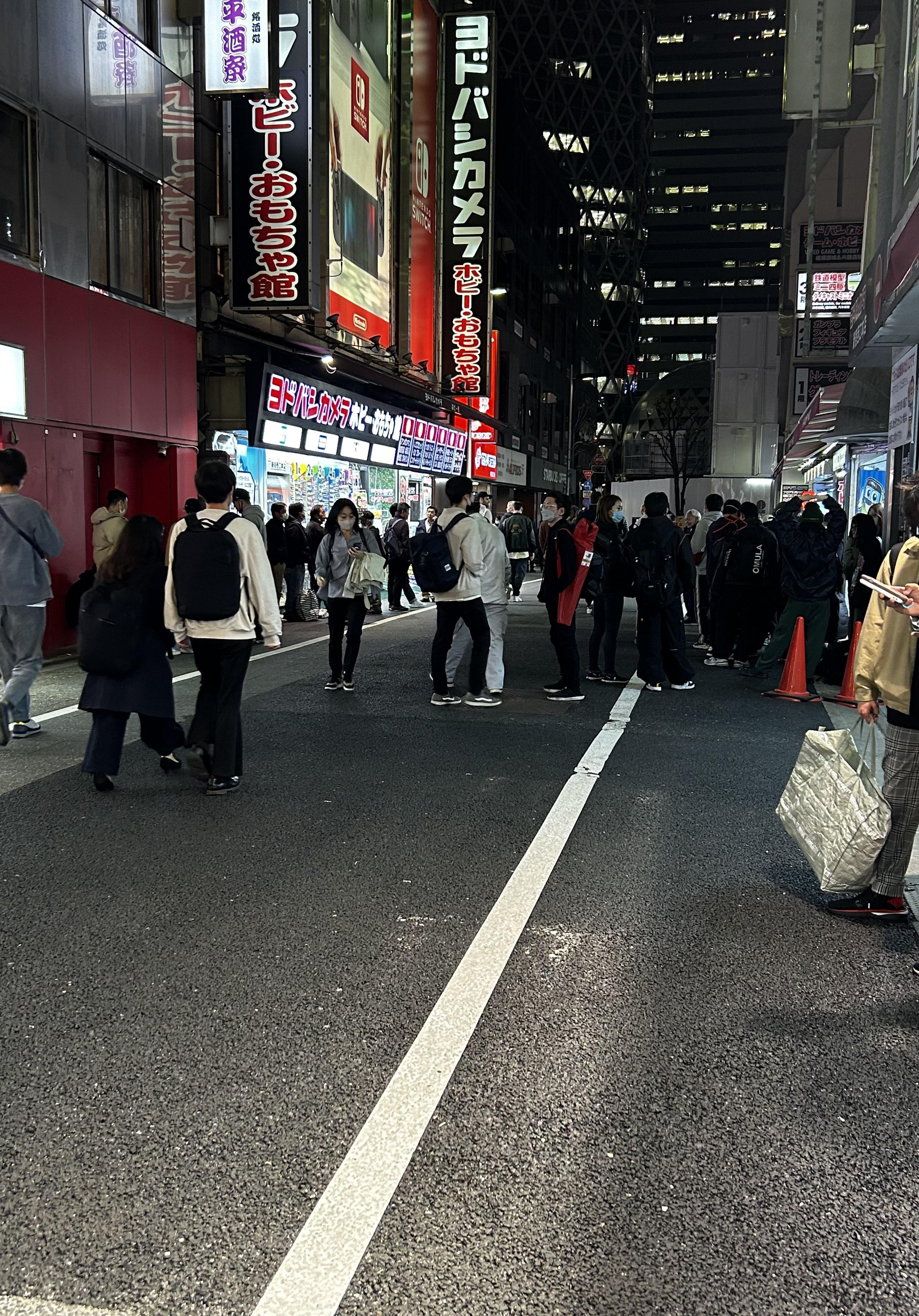 在新宿昨晚已有逾百人排隊等候。(Twitter圖片)