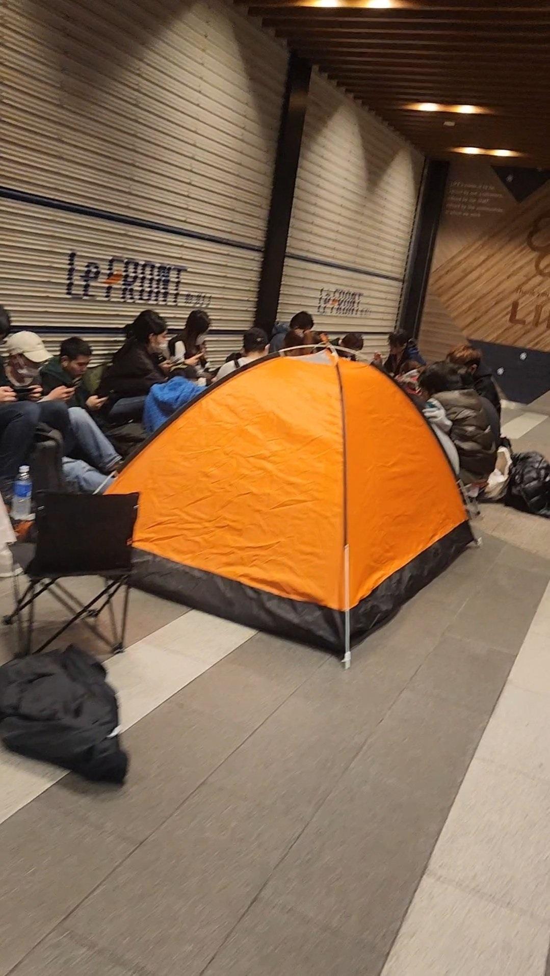 川崎有人帶同帳篷排隊。(Twitter圖片)