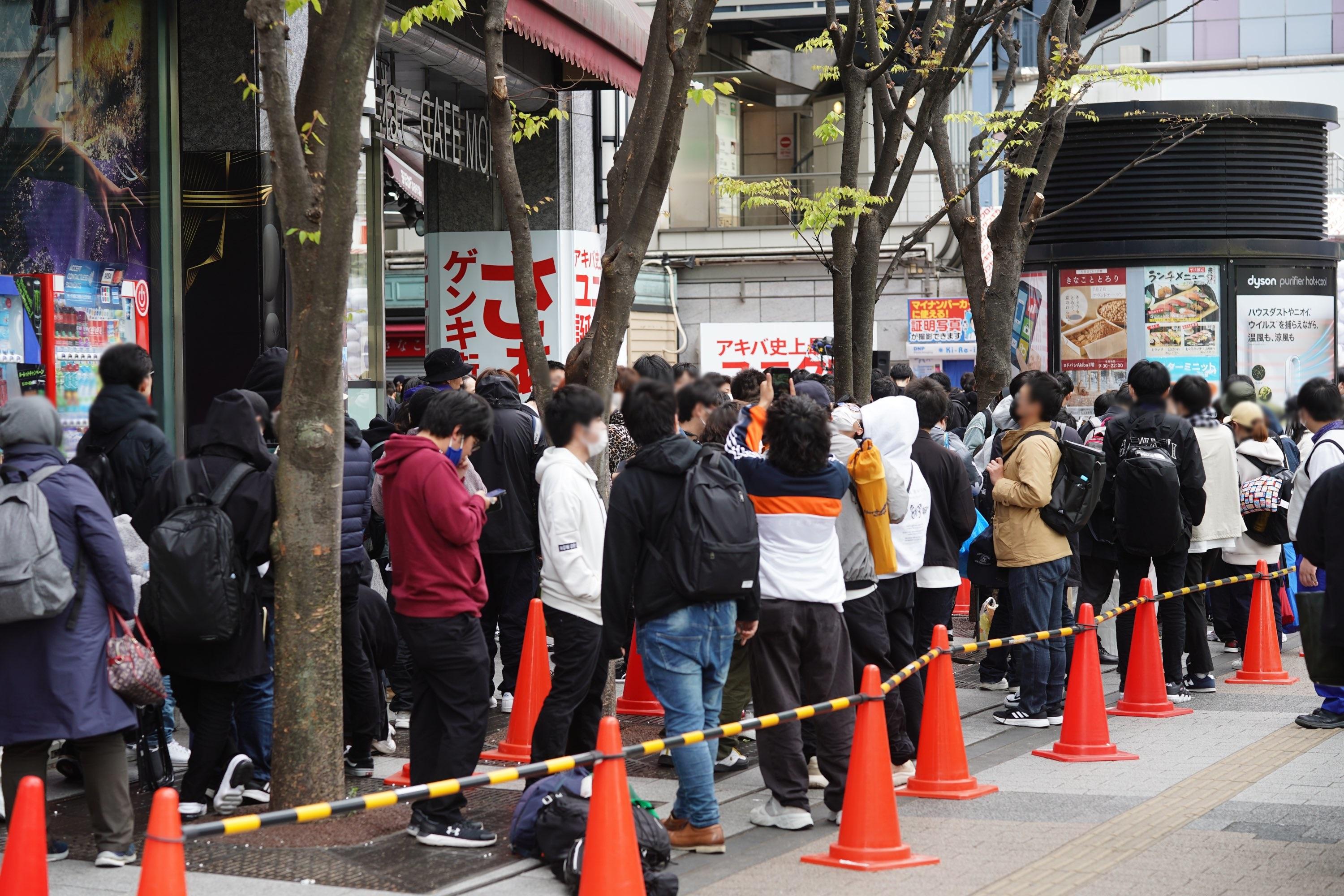 在秋葉原門外今早有數百人等候。(Twitter圖片)