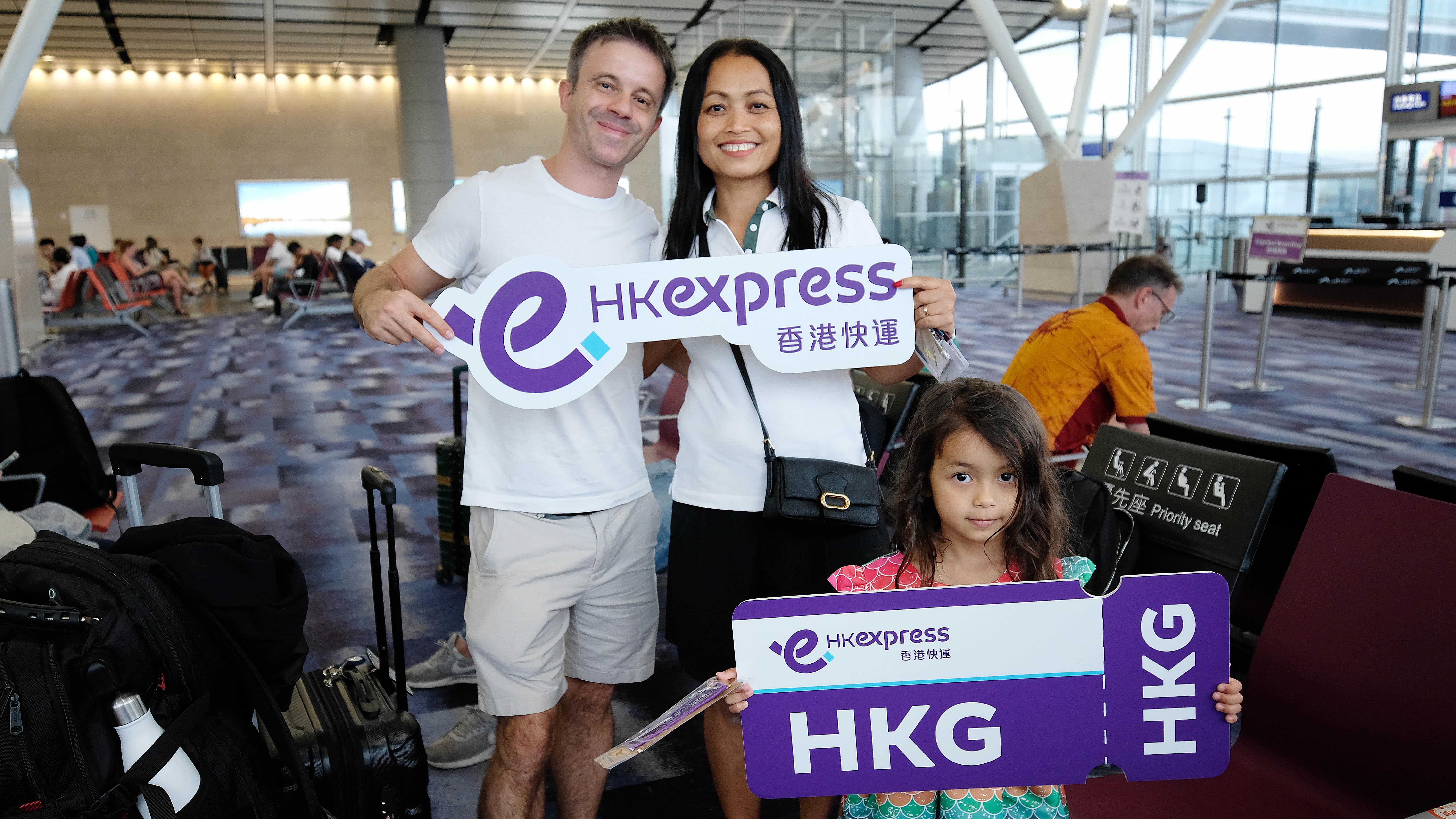 HK Express今早於香港國際機場向搭乘越南河內航班之乘客送上驚喜, 慶祝該航線今天正式首航。