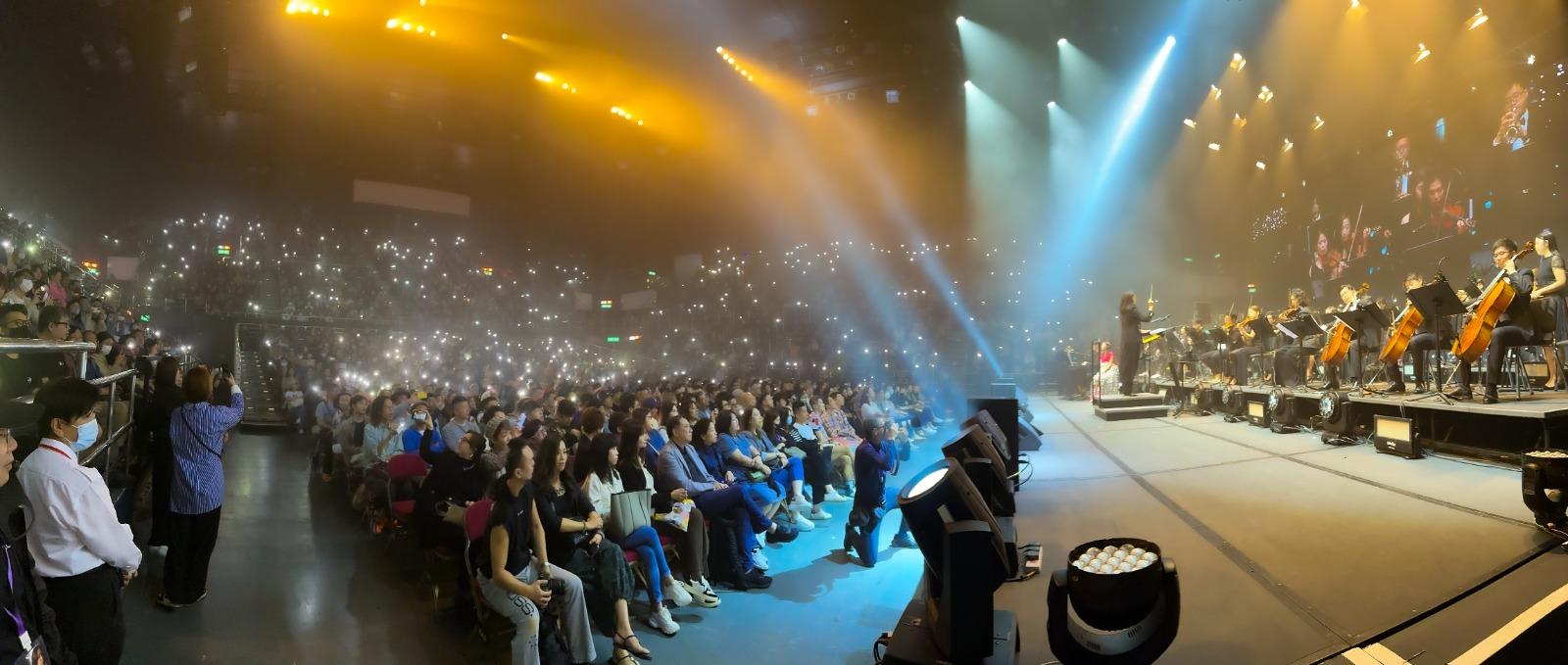 香港業餘管弦樂團演奏《假使世界原來不像你預期》,令趙學而十分感動。