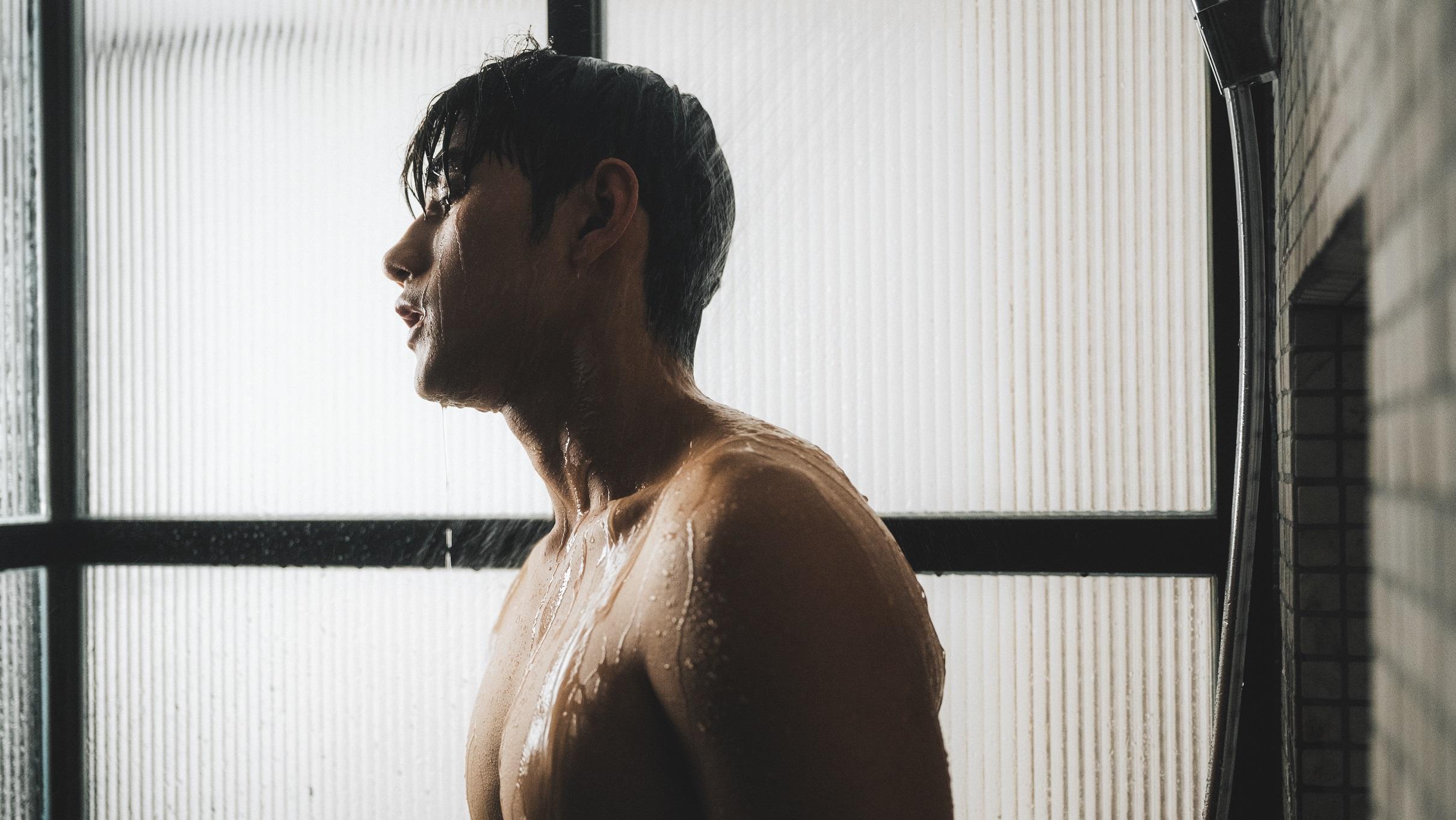 Jefrrey半裸出浴拍MV。