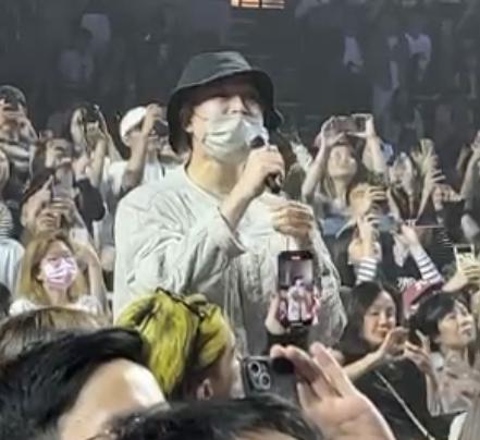 Jer獲偶像林宥嘉點名合唱,兩人在沒有耳機下清唱《眼色》。