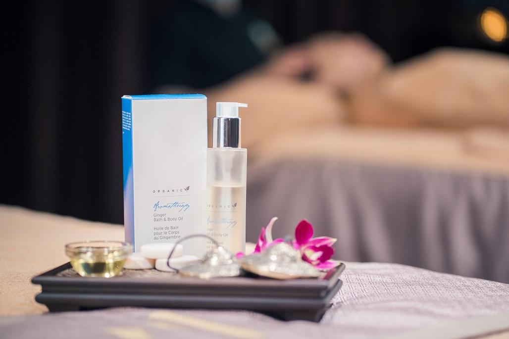 按摩時使用Kerstin Florian的有機生薑身體按摩護理油。