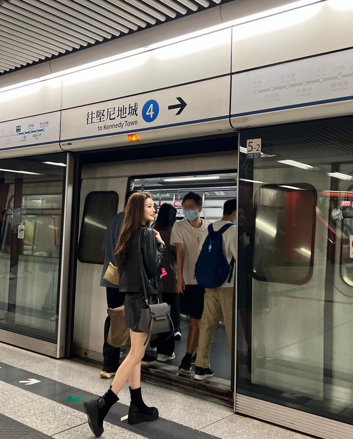 相澤南乘搭港鐵,在月台留倩影。