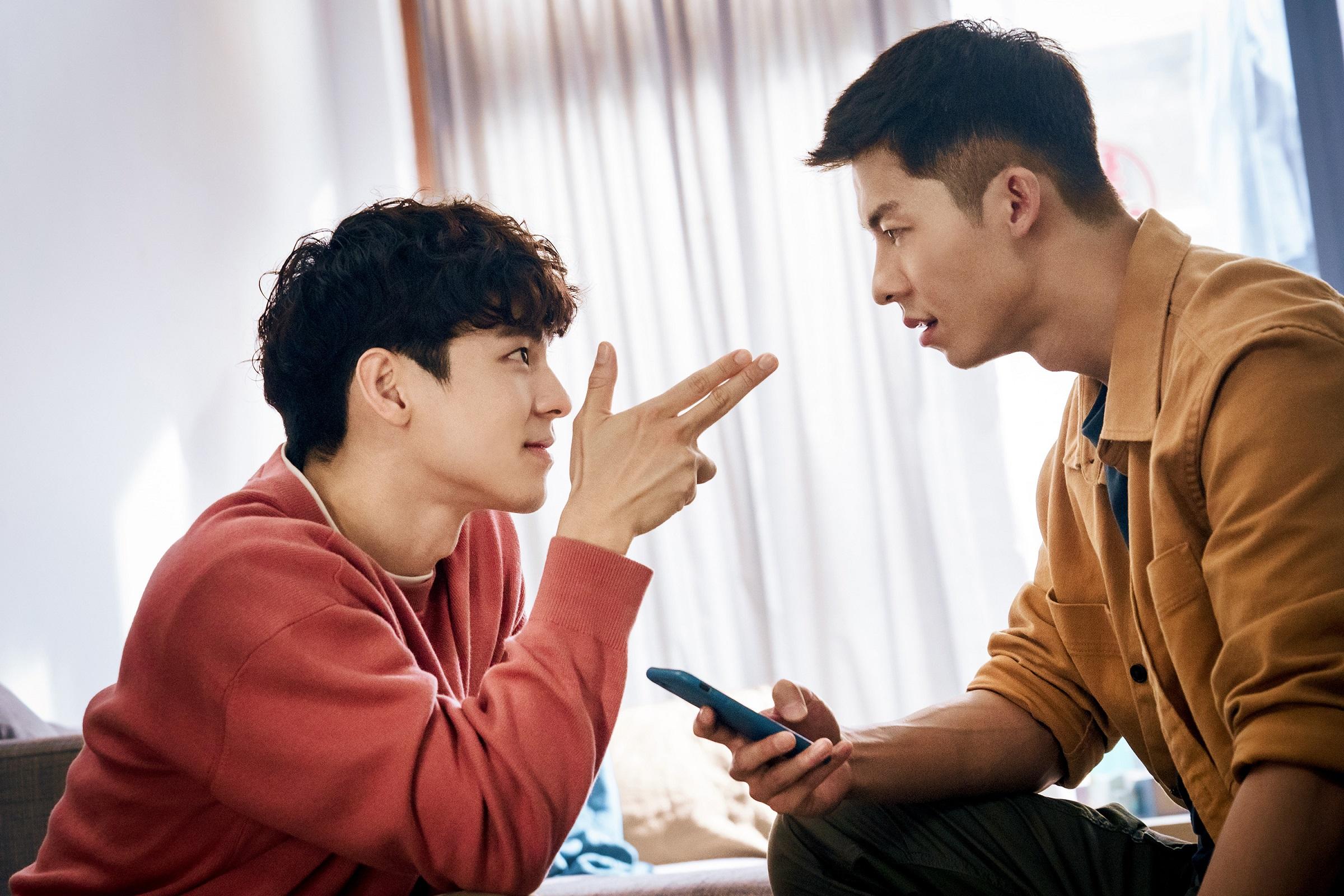 許光漢與林柏宏成為不少觀眾心目中的同志CP。(《關於我和鬼變成家人的那件事》劇照)。