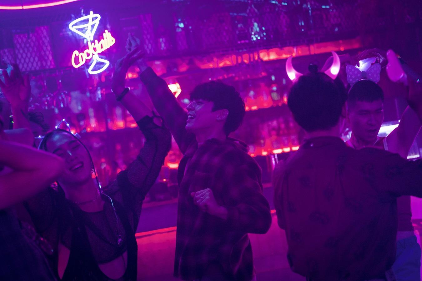 林柏宏自認「舞痴」,在同志夜店狂舞勁尷尬。(《關於我和鬼變成家人的那件事》劇照)