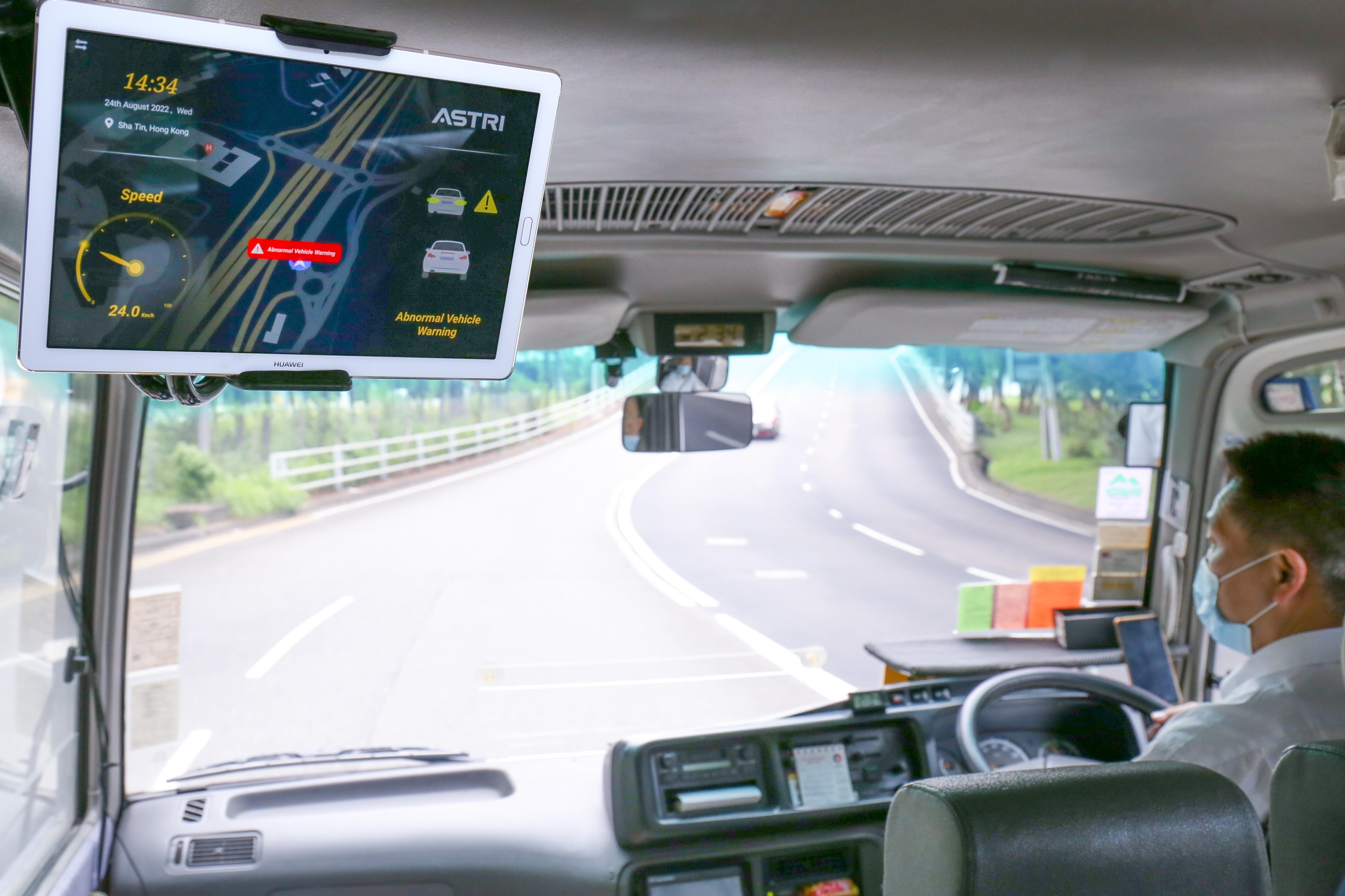 屆時駕駛席可透過平板獲悉智能道路分析及建議。