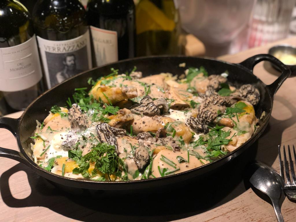 Neighborhood名菜鹽焗平原雞飯。(郭銘恩攝)