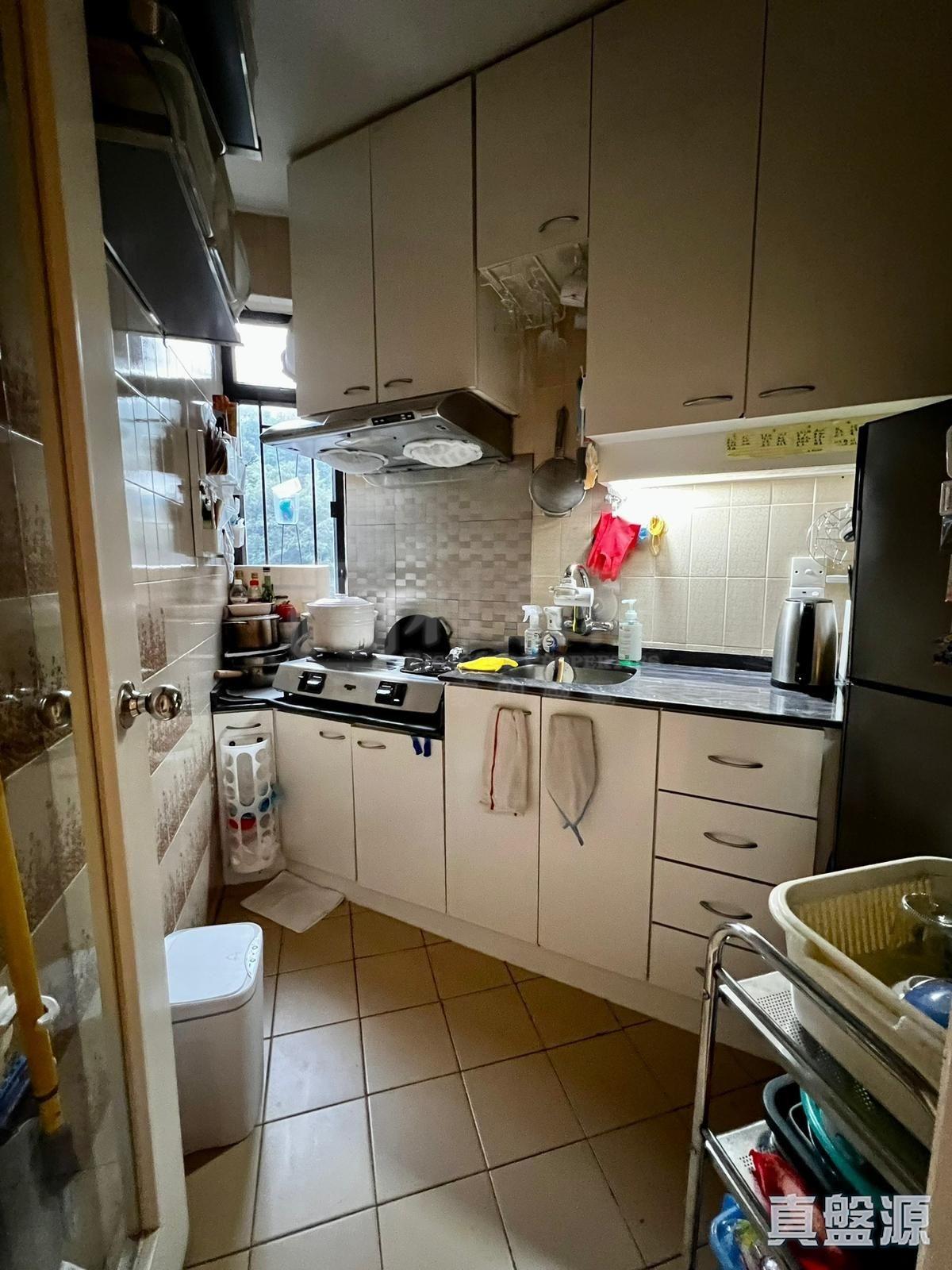 廚房空間充裕,不規則的間隔也無損其實用性。(代理提供)