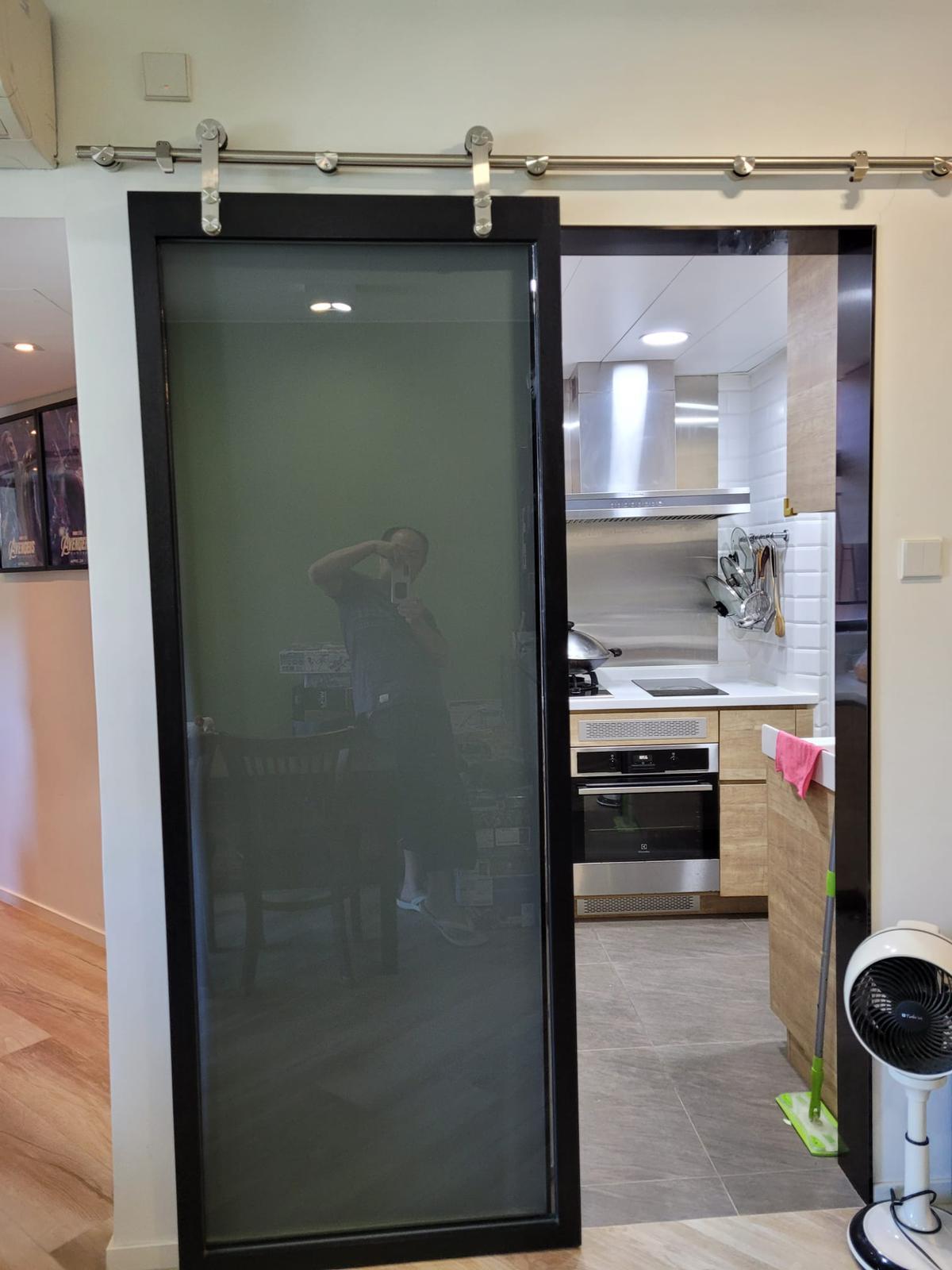 廚房採玻璃趟門設計,慳位、實用又美觀。(代理提供)