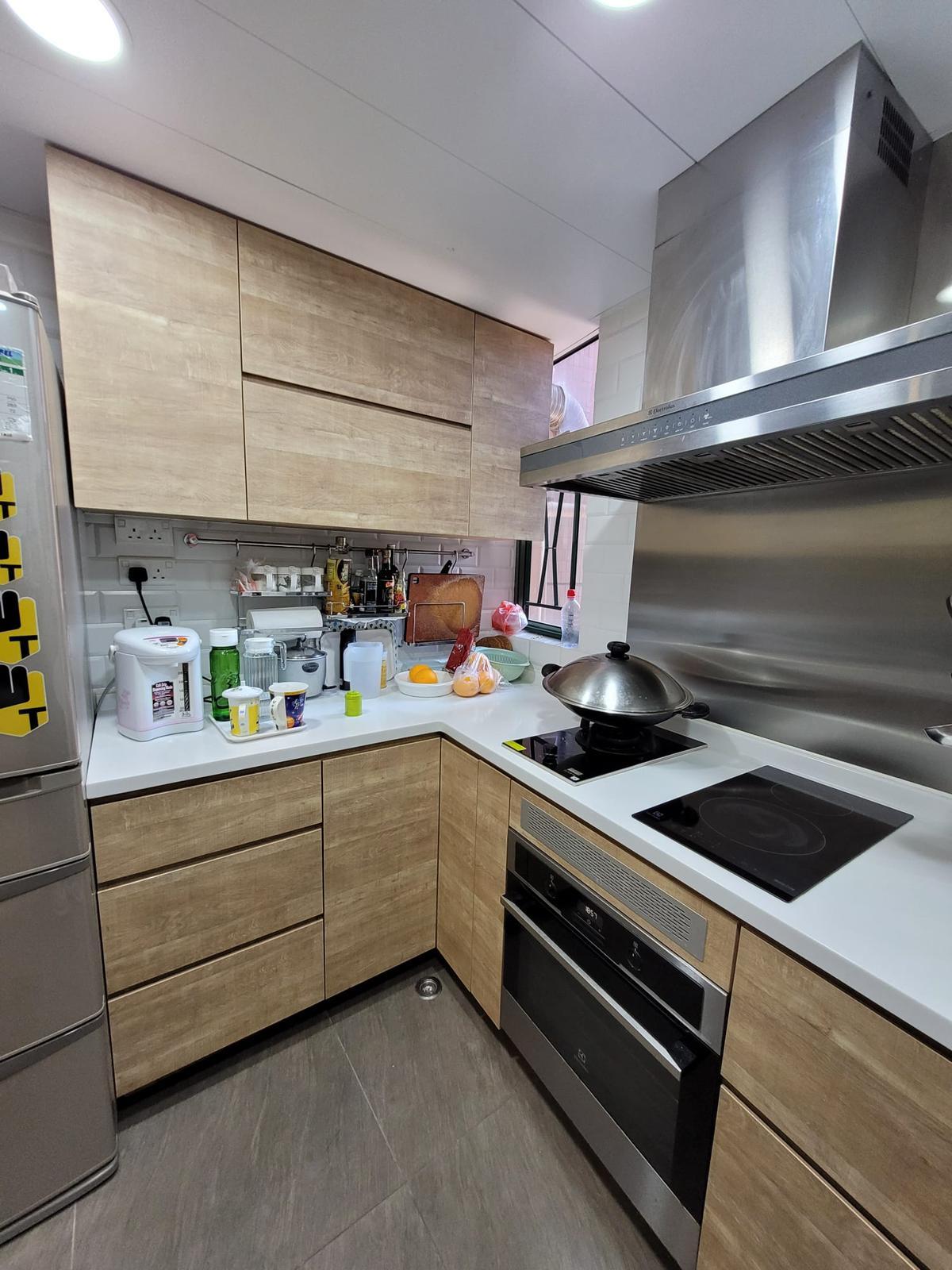 廚房空間頗闊落,配套簇新齊全。(代理提供)