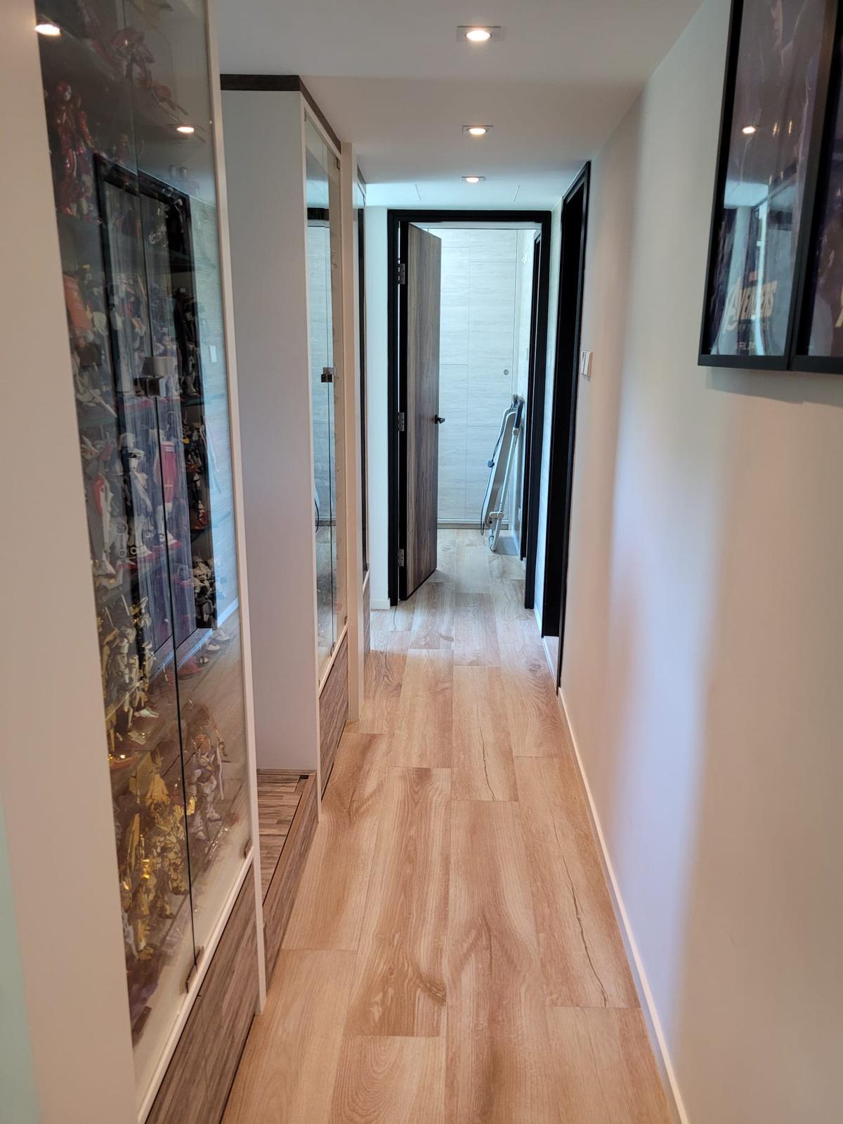 走廊位設有兩個玻璃飾物櫃,可讓屋主擺放各式各樣收藏品。(代理提供)