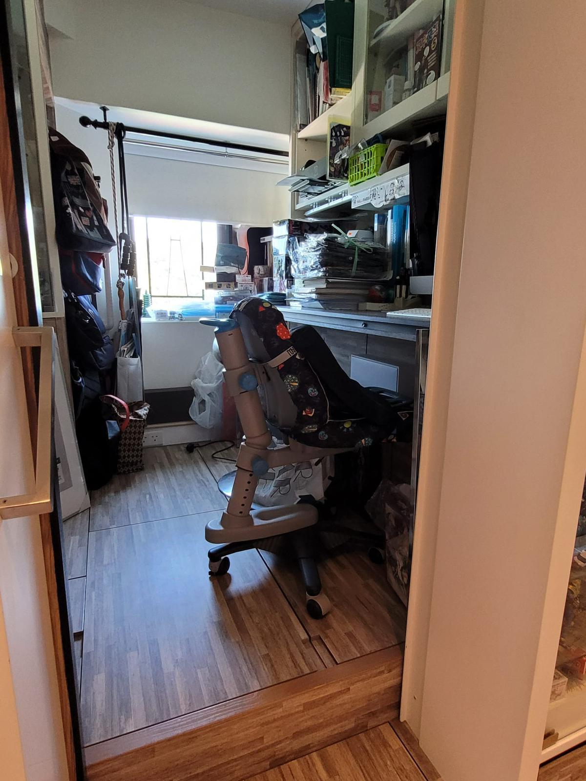 其中一個睡房設有地台,收納空間充裕。(代理提供)