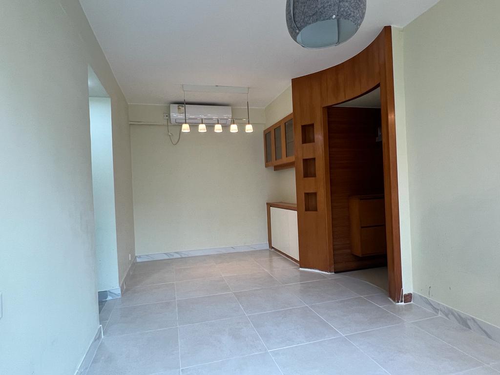 單位的玄關位裝有深啡色木鞋櫃和牆面飾板,以區分玄關與大廳的空間,間隔更顯分明。(代理提供)