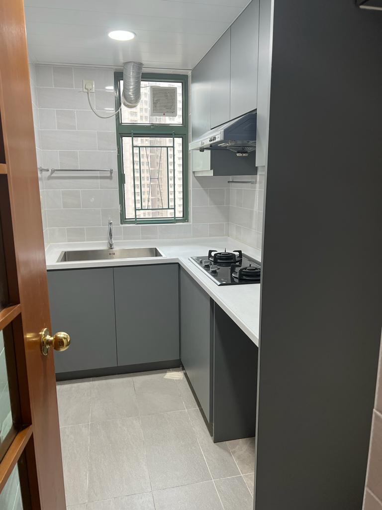 以灰色為主調的廚房,配套齊全新淨。(代理提供)