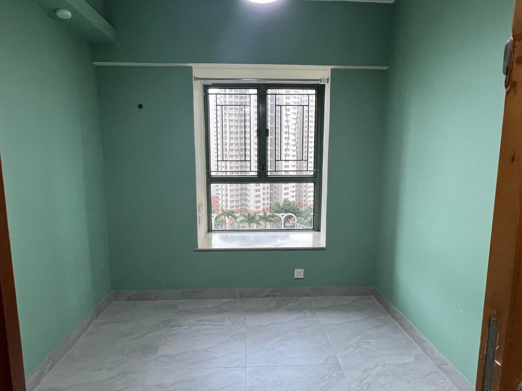 另一個睡房以柔和的綠色為主調,配以開揚內園景觀,感覺舒服開揚。(代理提供)