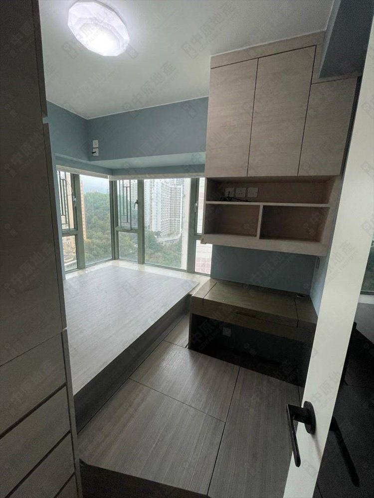 主人房設有地台,90度大窗望開揚山景。(代理提供)