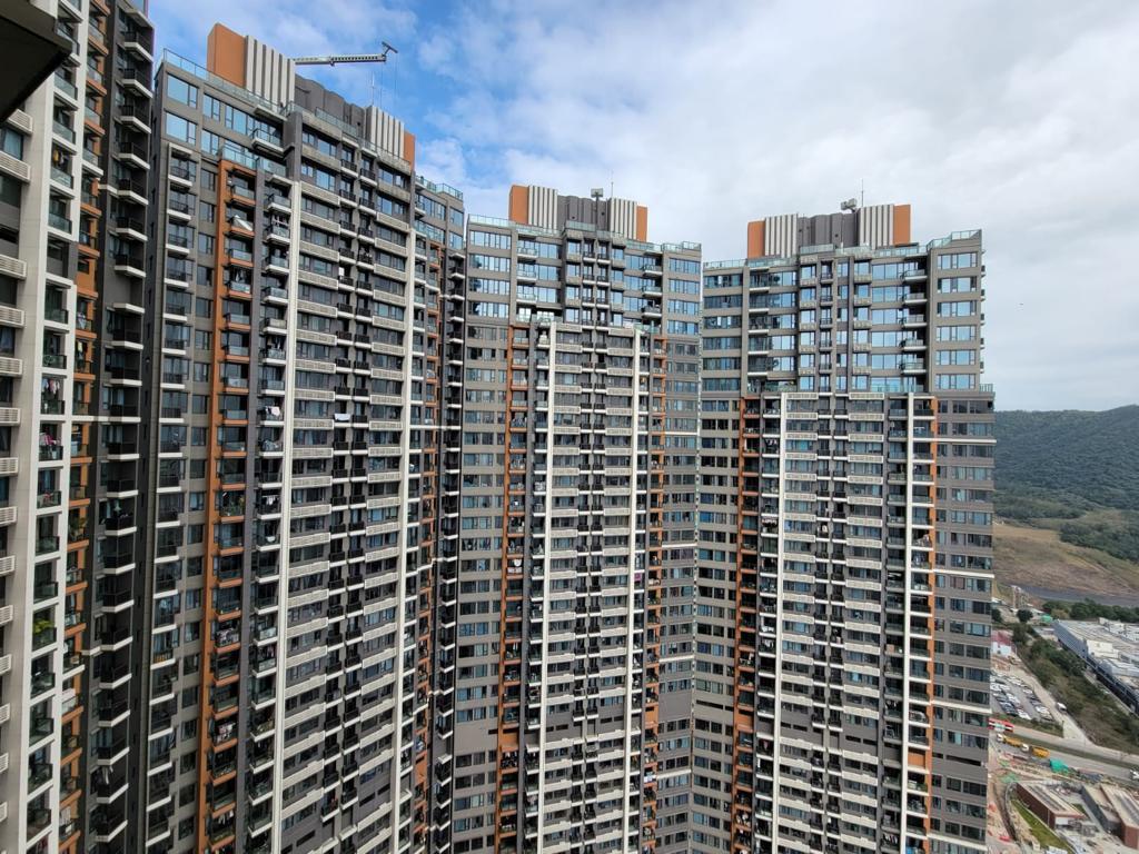 單位以樓景為主,可望少許山景,景觀尚算開揚。(代理提供)