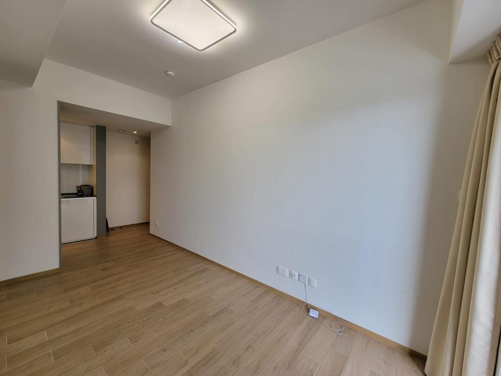 長方形開則大廳與開放式廚房間隔,空間尚闊落。(代理提供)