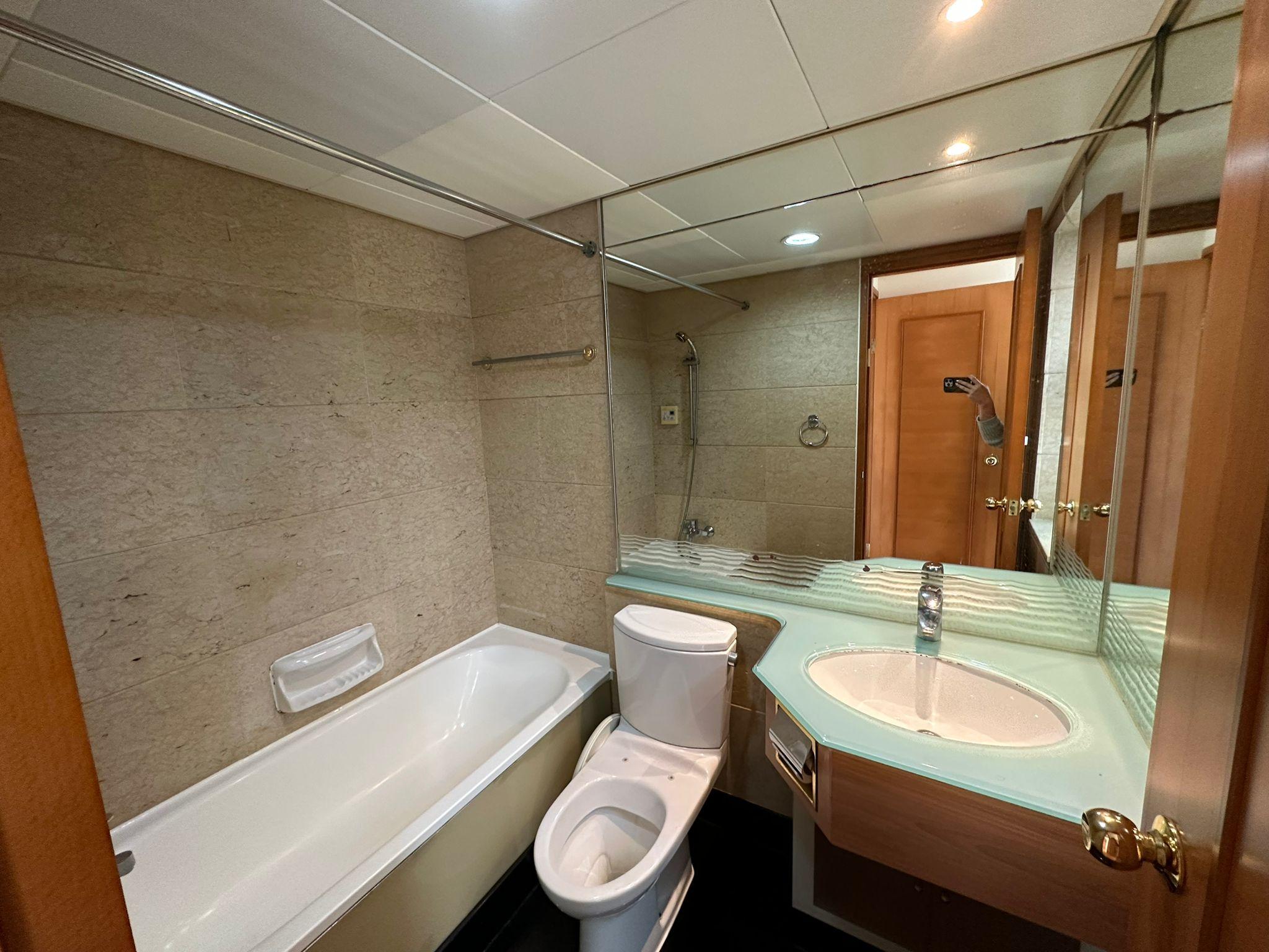 單位為套三房間隔,浴室裝修算新淨。(代理提供)