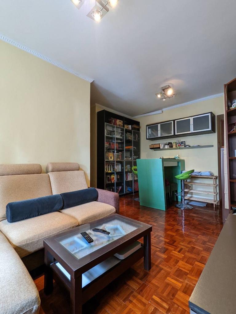 大廳呈L型,間隔分明見使。(代理提供)