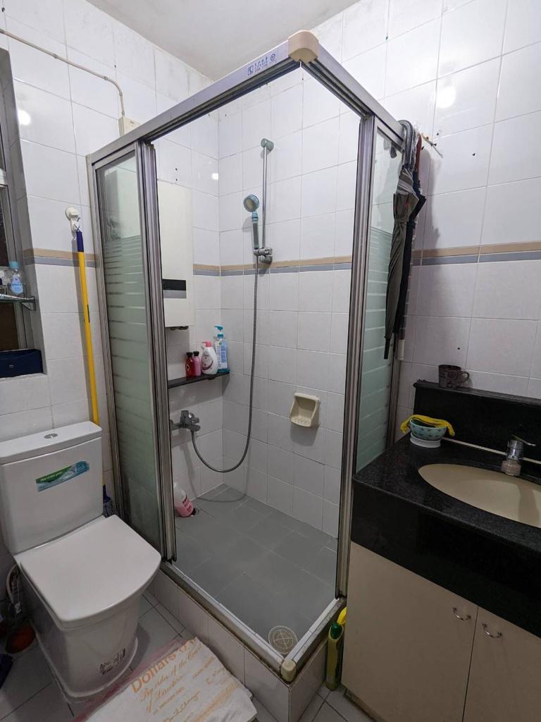 企缸設計的浴室屬明廁,空間闊落。(代理提供)