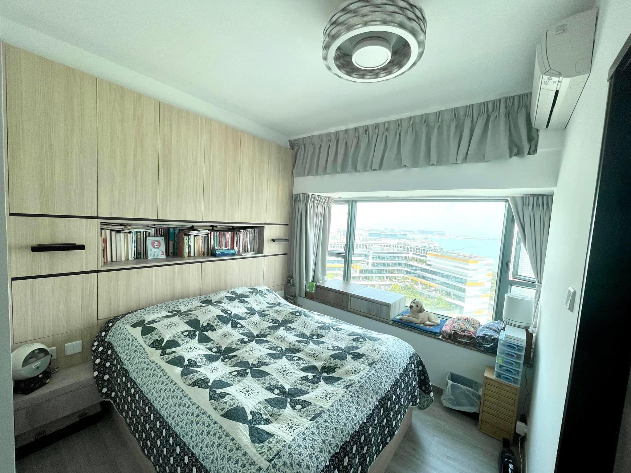 主人套房設有頗多置頂大櫃,可三邊下床,並外望機場海景,居住環境舒服。(代理提供)