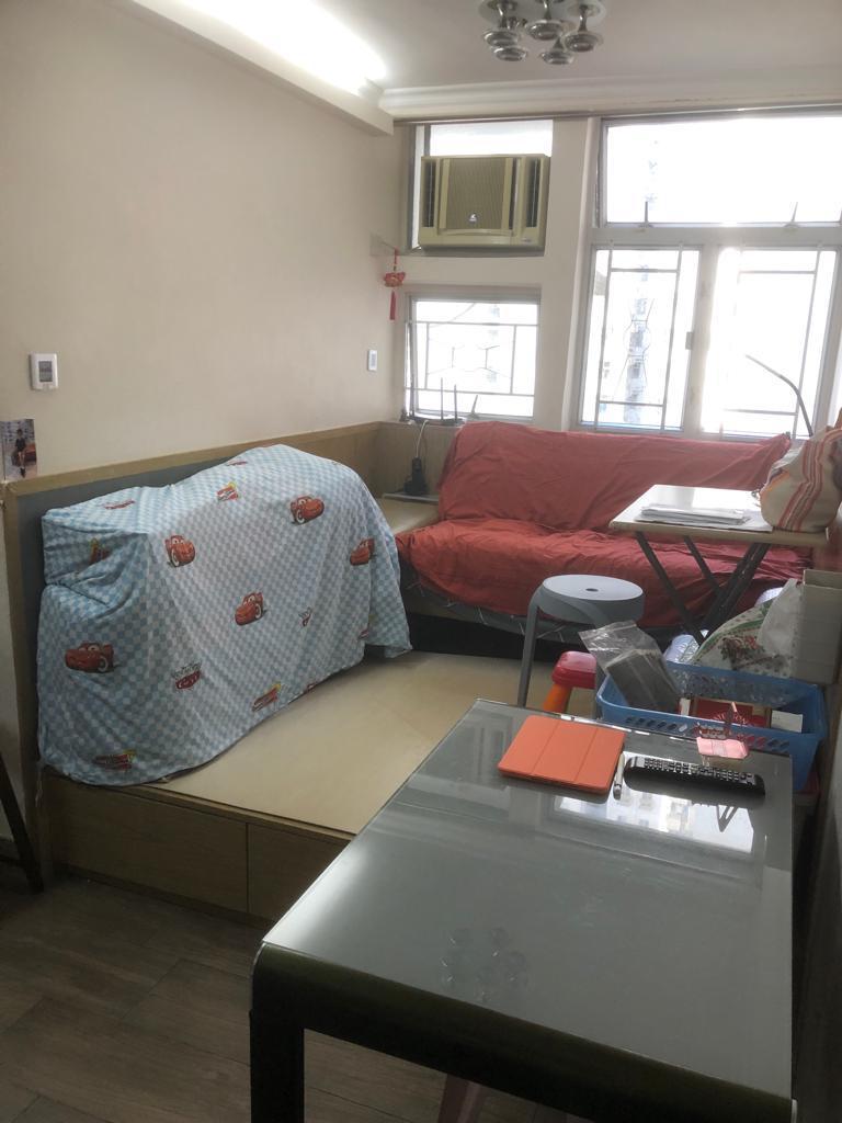 單位客廳設有地台,增加不少收納空間。(代理提供)