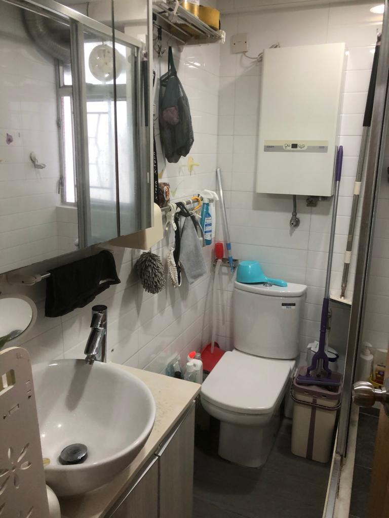 浴室裝修普通,屬於明廁。(代理提供)