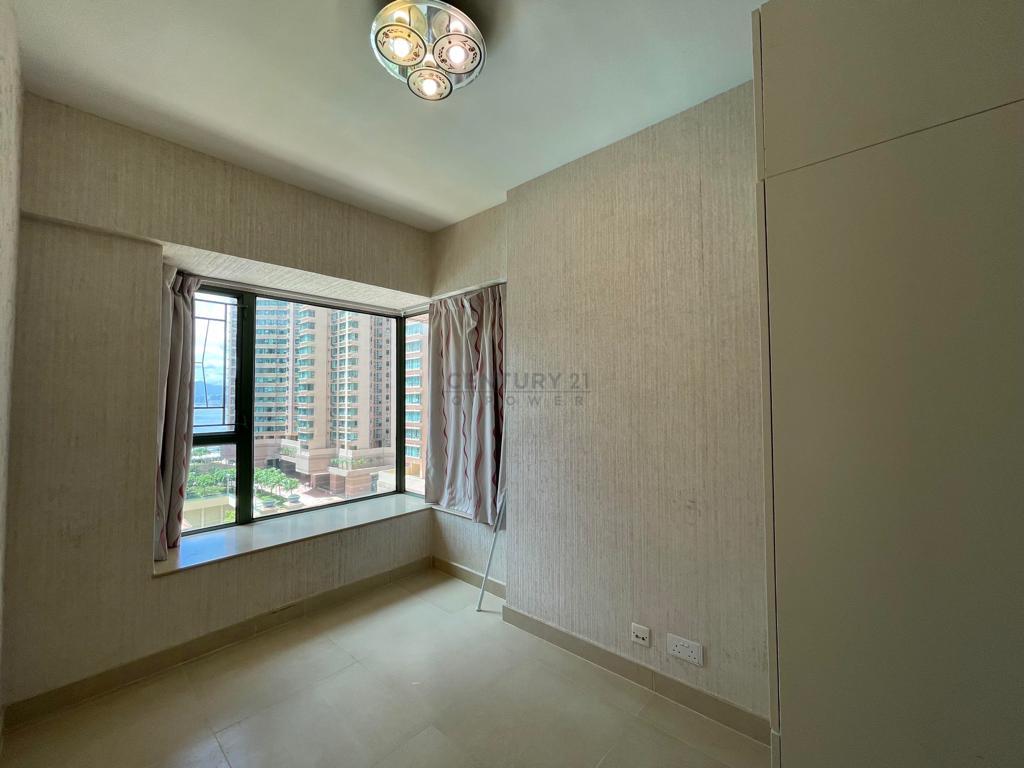 主人套房面積寬敞,附有90度大窗,光猛通爽。(代理提供)