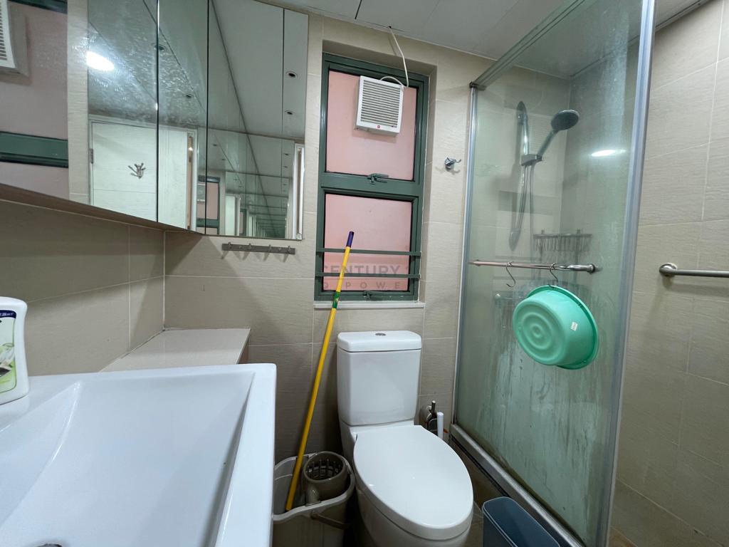 兩個浴室均為明廁設計。(代理提供)