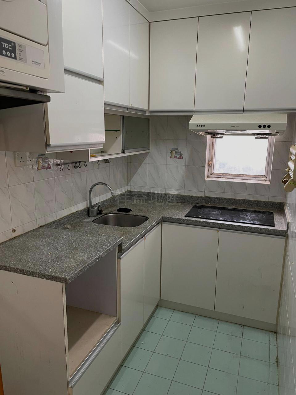 廚房空間闊落,光線亦足。(代理提供)