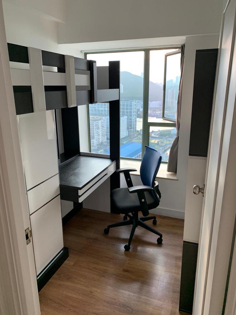 其中一間睡房附有書枱連睡床組合櫃,新淨實用。(代理提供)