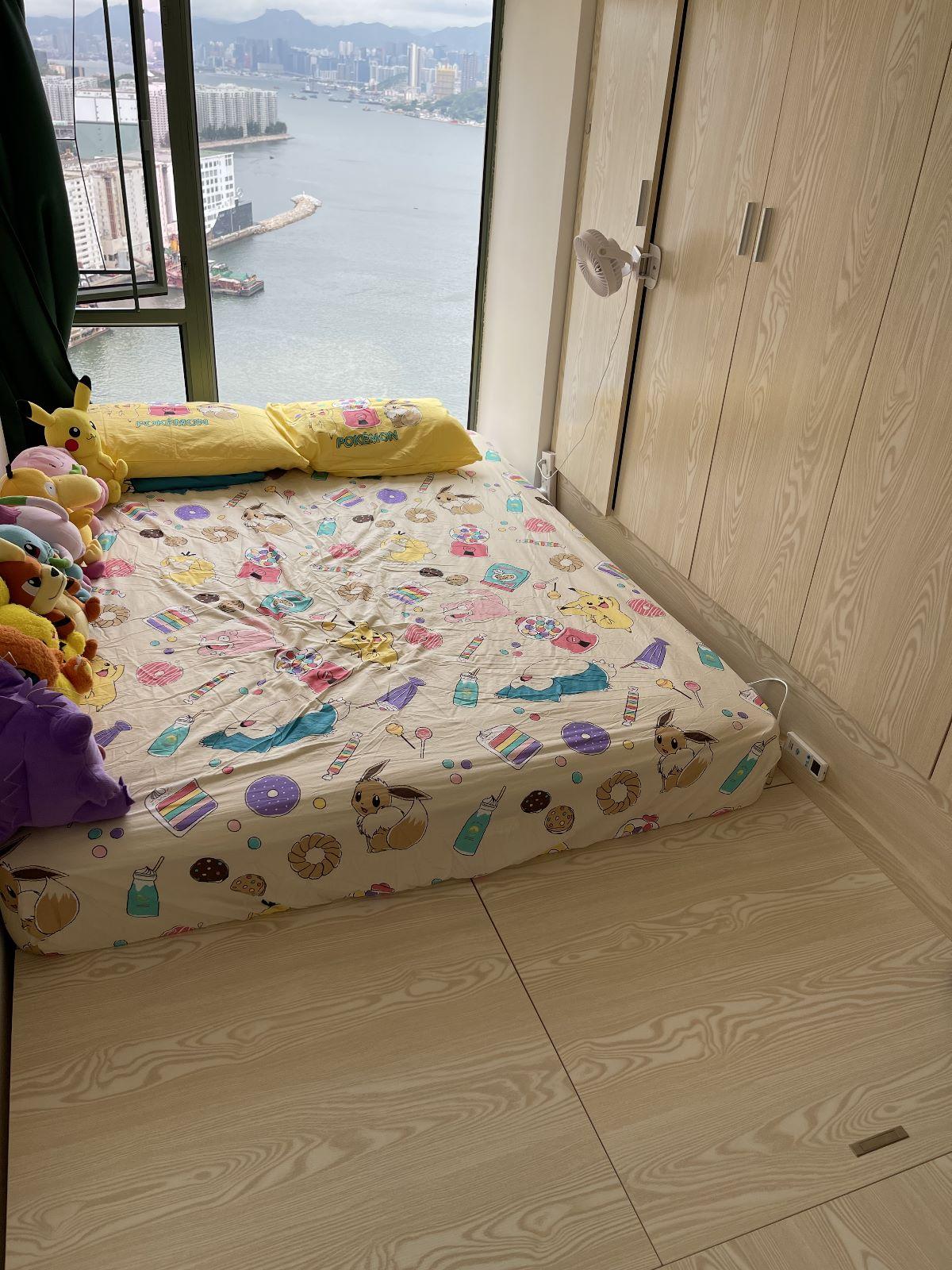 其中一個睡房設有地台,提供不少收納空間。(代理提供)