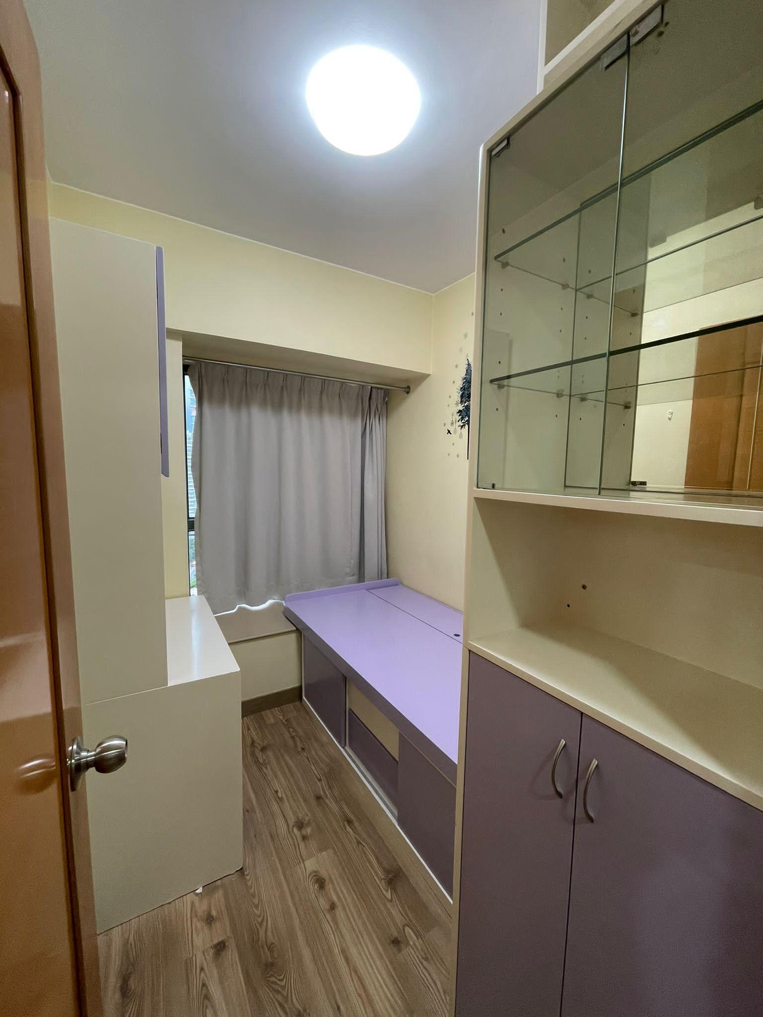 睡房設有基本傢具,可一租即入住。(代理提供)