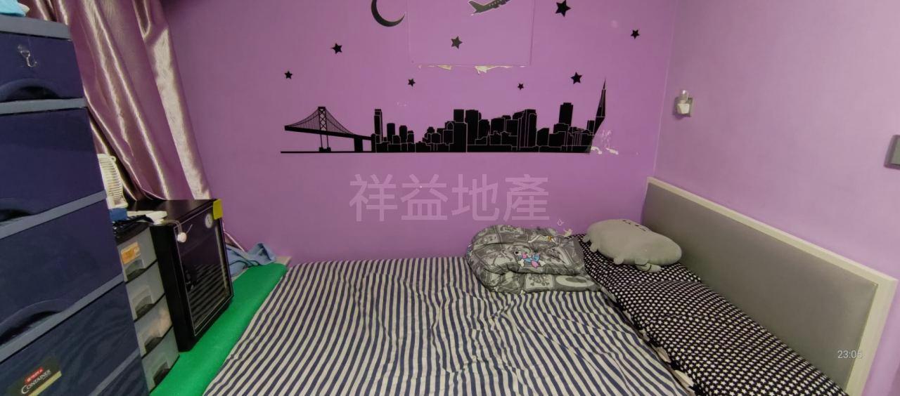 兩間睡房以亮眼的紫色為主調。(代理提供)