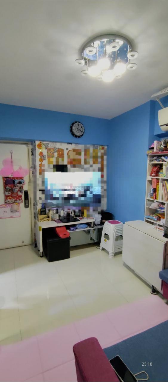 客飯廳牆身髹上明亮的藍色,裝修企理。(代理提供)