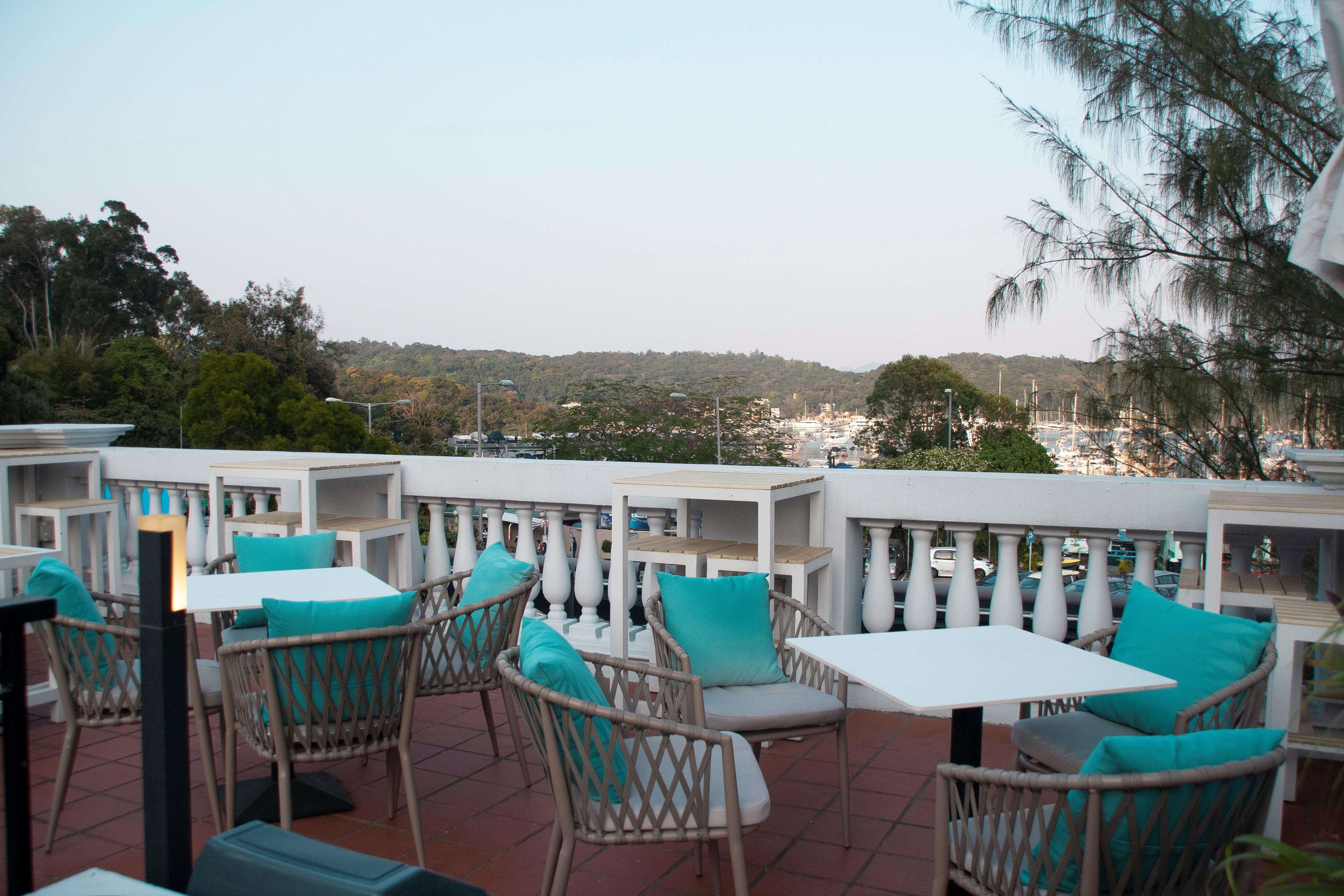 天台雅座於每日下午3時30分開放,這裏視野更開揚舒爽,可遠眺白沙灣遊艇會的迷人海景,不論是 看日落還是享用浪漫晚餐,都是不二之選。