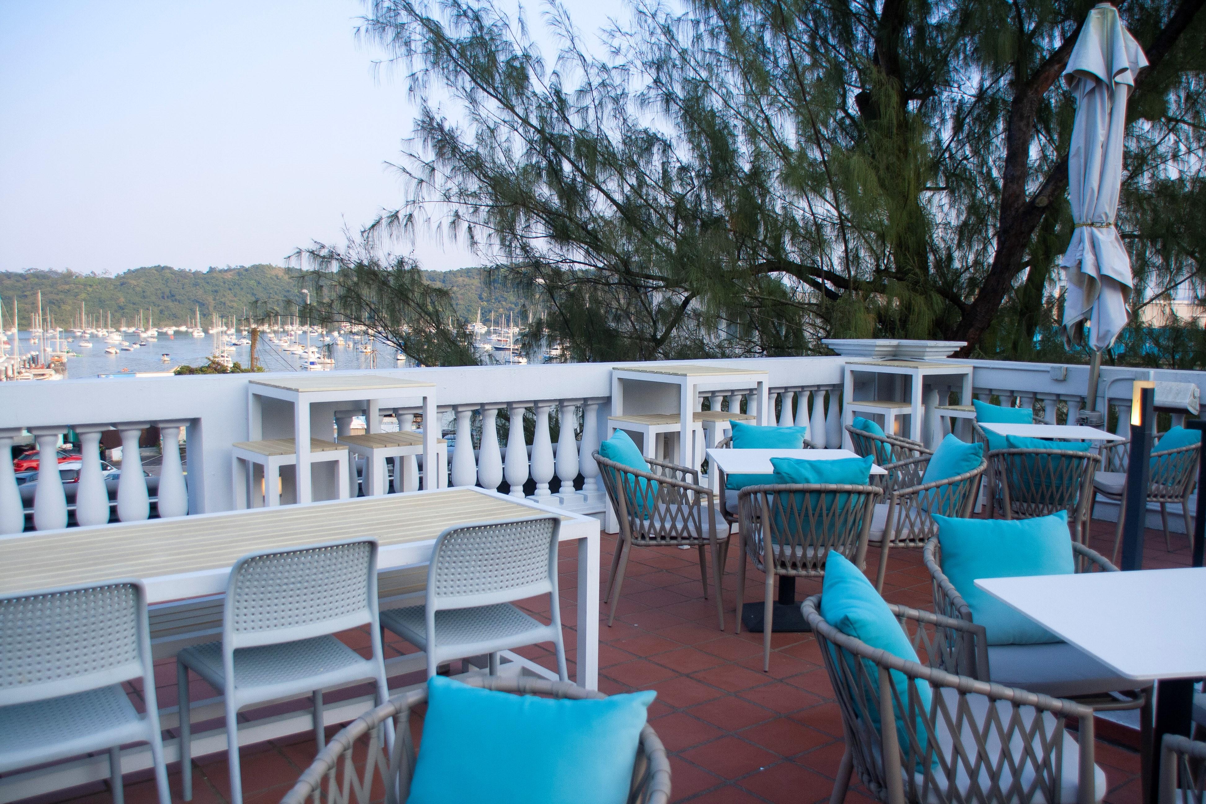 天台雅座於每日下午3時30分開放,這裏視野更開揚舒爽,可遠眺白沙灣遊艇會的迷人海景,不論是 看日落還是享用浪漫晚餐,都是不二之選。