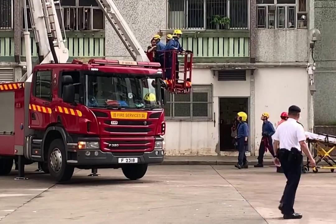 順天邨有女子危坐外牆晾衫架,街坊直擊消防員合力救人過程。(網上影片截圖)