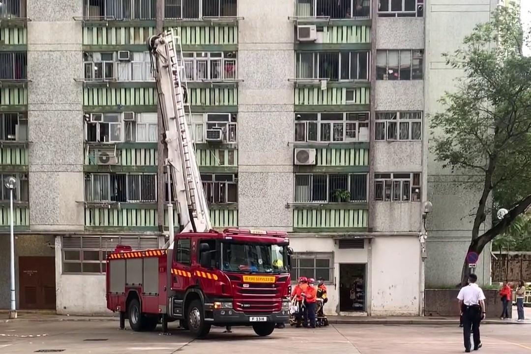順天邨有女子危坐外牆晾衫架,街坊直擊消防員合力救人過程。(網上影片截圖)