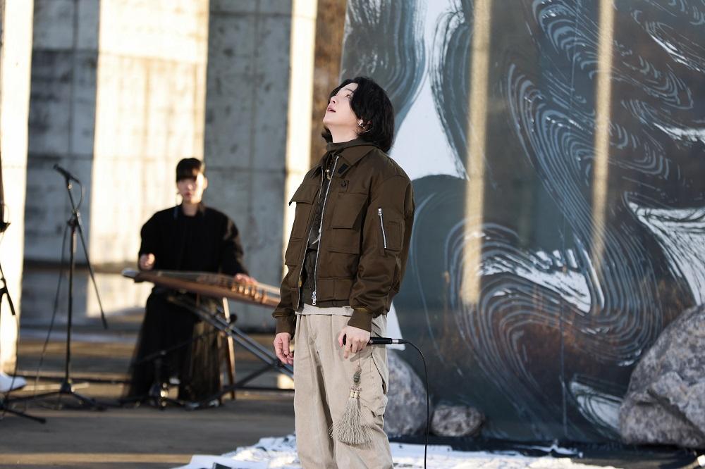 紀錄片獨家收錄SUGA即將發行的個人專輯 「D-DAY」的現場表演片段。