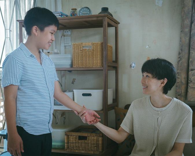 《流水落花》中,鄭秀文飾演寄養家庭的照顧者,她細心照料一個個寄養孩子,從中撫平自己的喪子之痛。(網上圖片)