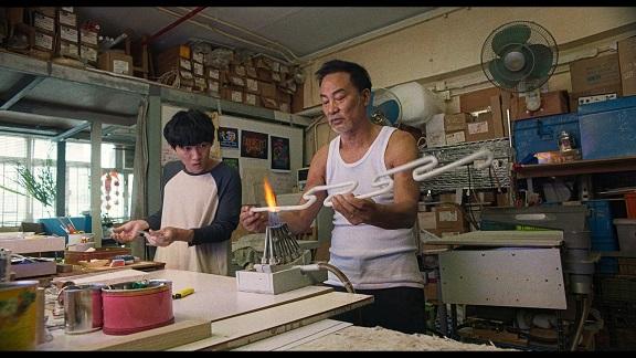 周漢寧為《燈火闌珊》角色學燒光管,自此愛上這門手藝。(劇照)