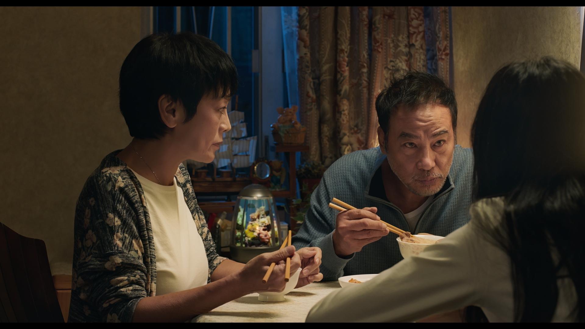 張艾嘉在《燈火闌珊》角色經歷喪夫之痛,竭力守護丈夫遺下霓虹工場。(劇照)