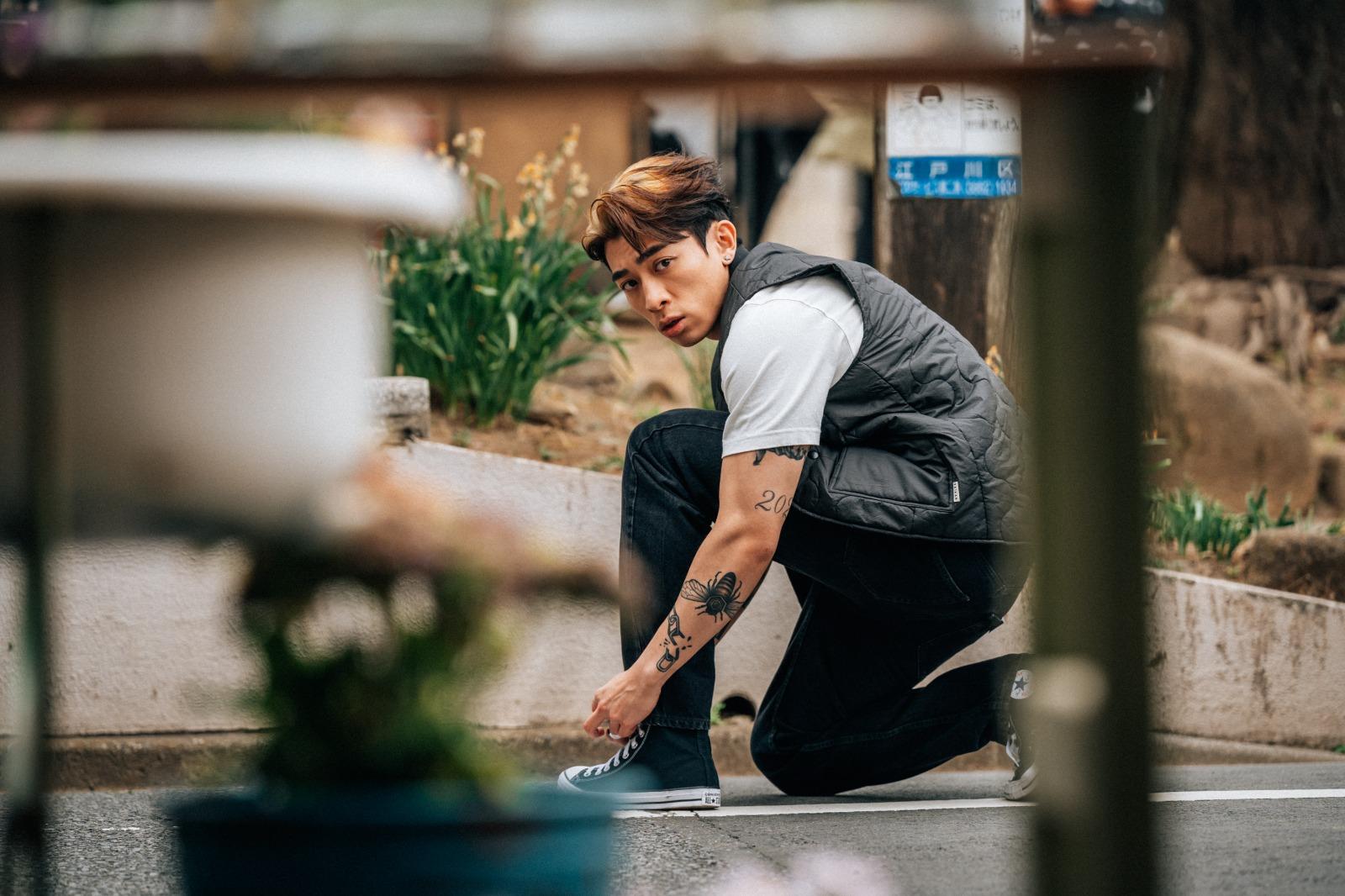 Tyson Yoshi為MV化身恐怖情人。