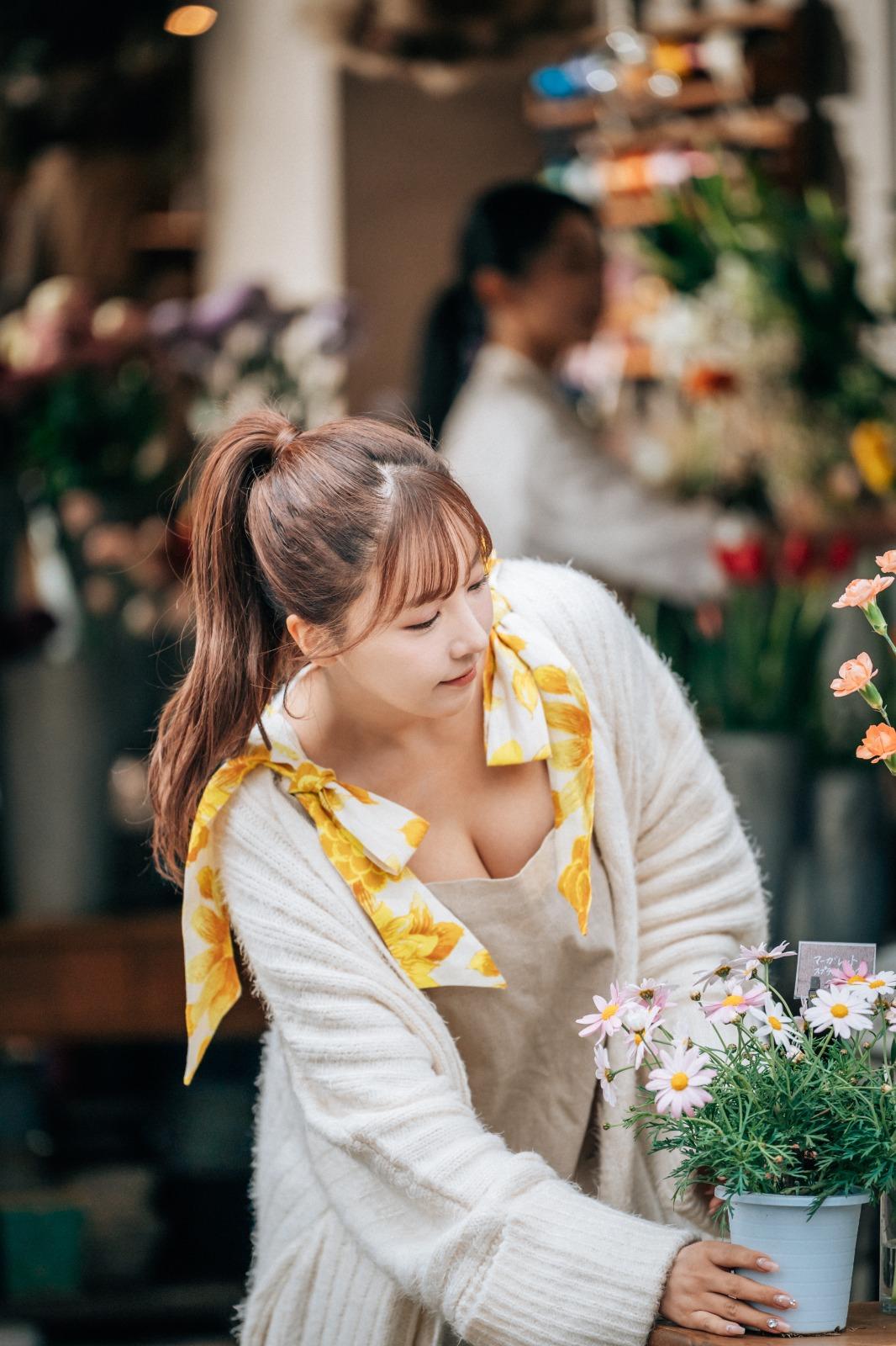 三上悠亞在MV中性感登場。