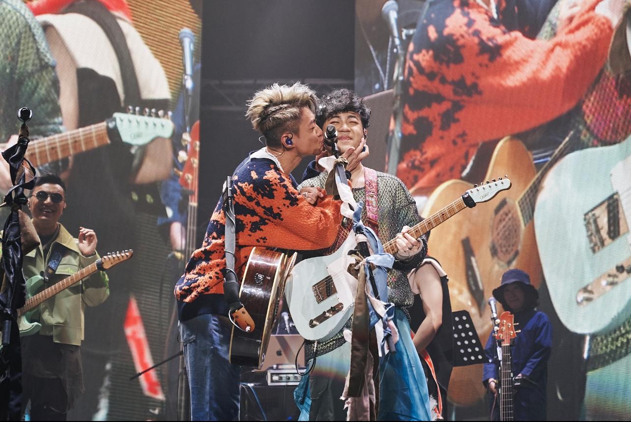 The Hertz首次在麥花臣舉行屬於自己的演唱會,請來周國賢做嘉賓,更獲偶像送吻。